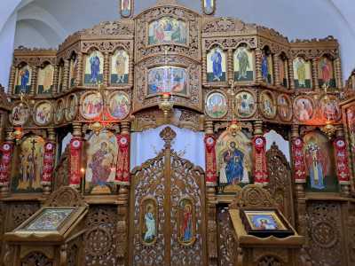 In fondo si innalza l�iconostasi in legno formata da tre porte e ricoperta da rappresentazioni degli evangelisti, dei santi e di momenti della vita del Cristo